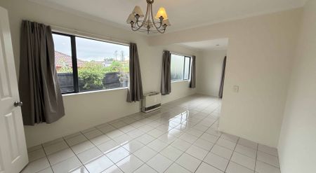 4 Bedroom Property with 2 Lounges!! - Photo 2