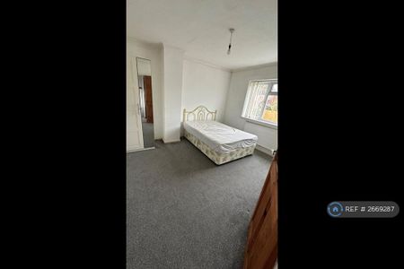 3 bedroom semi-detached house to rent - Photo 4