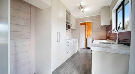 Cozy and private, 3-bedroom home with plenty of outdoor space - Photo 3