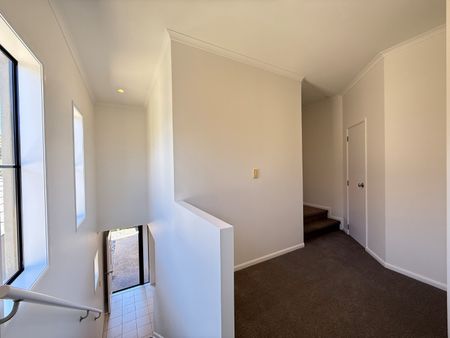 Newly Refurbished 3-Bedroom Duplex Townhouse - Photo 4