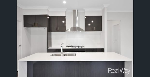 Modern, spacious and convenient 4 Bedroom Home - Photo 1