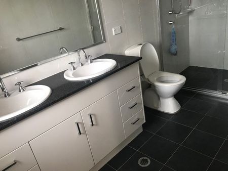 Ultra 5 Bedroom Mansion - Electricity Included - Photo 5