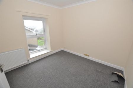 4 bedroom semi-detached house to rent - Photo 2