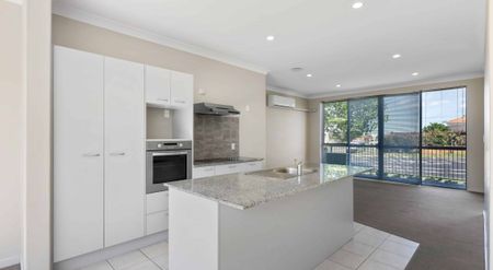 Family home in central, popular Flat Bush. - Photo 4