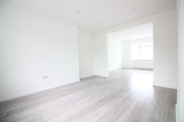 Ashbrook Road, Old Windsor, Windsor - Photo 1