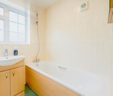 3 bedroom House To Let Total Size: 1045 SQ FT - Photo 2