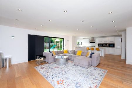 5 bedroom detached house to rent - Photo 2