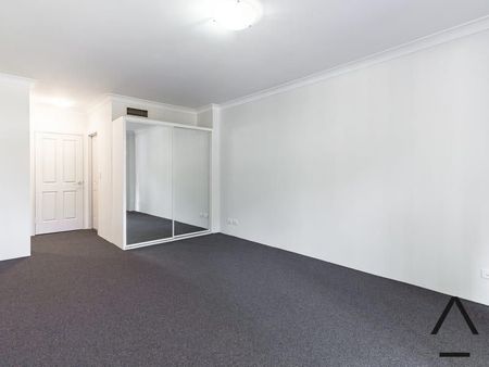 Superb Location, Oversized Refreshed Three Bedroom Apartment 5 Min Walk to Strathfield Station! - Photo 3