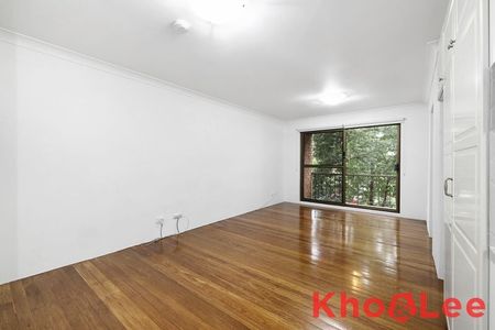 BEAUTIFULLY SPACIOUS ONE BEDROOM IN GREAT LOCATION - Photo 3
