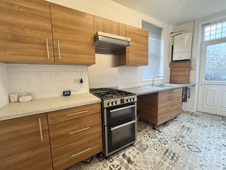 4 bedroom end of terrace house to rent - Photo 4