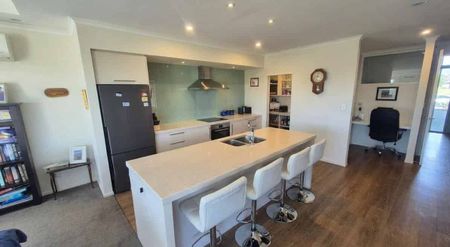 Spacious Family Home with Stunning Wetland Views - Photo 3