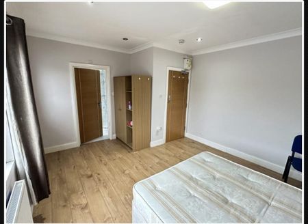 1 bedroom in a house share to rent - Photo 3