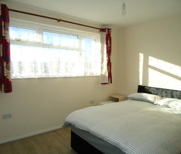 3 bedroom end of terrace house to rent - Photo 3