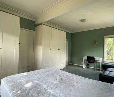 Spacious Elegant Fully Furnished Ensuite Room - Photo 3