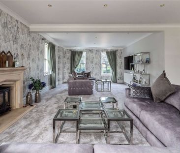 An exceptional late 20th century six-bedroom home offering expansiv... - Photo 2