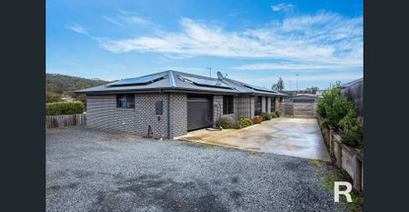 Modern home in Penguin - Photo 5