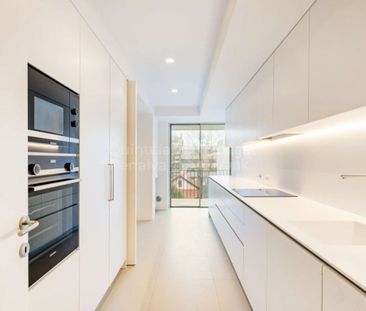 3 room luxury Apartment for rent in Porto, Portugal - Photo 2