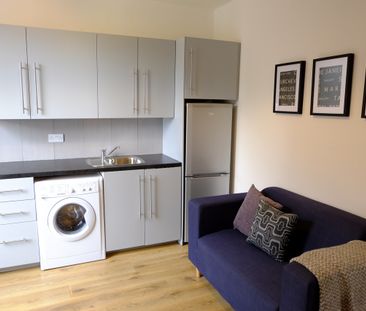 Contemporary, Newly Renovated Ground Floor Apartment in Stockport - Photo 2