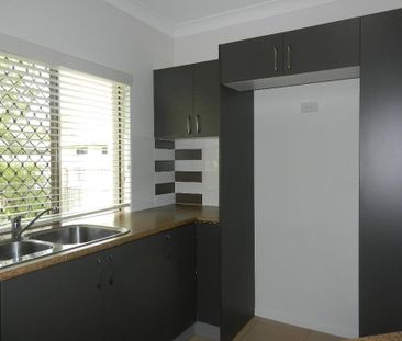 Spacious Three-Bedroom Villa with Mountain Views - Photo 3