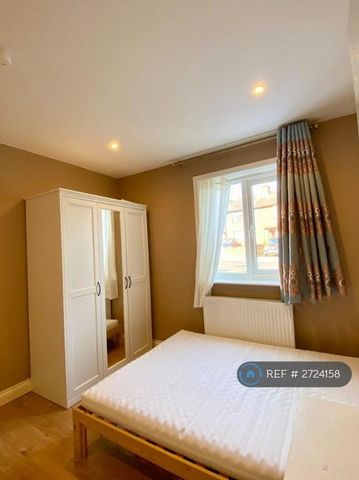 5 bedroom semi-detached house to rent - Photo 4