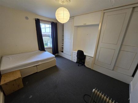 7 bedroom end of terrace house to rent - Photo 2