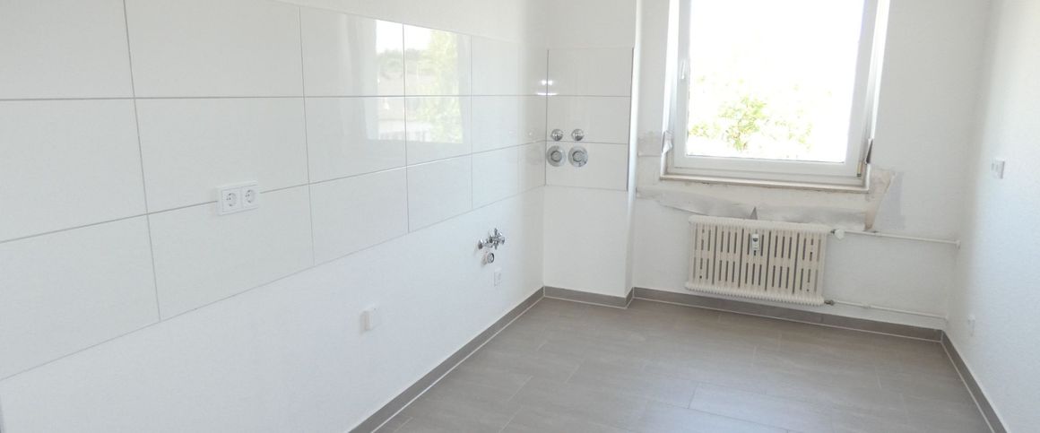 *** Attraktive 3-Zi.-Whg. mit Balkon! Erstbezug nach Sanierung! *** - Photo 1