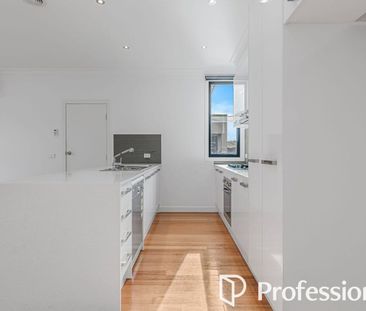Low maintenance 3 Bedroom Living in Great location - Photo 5