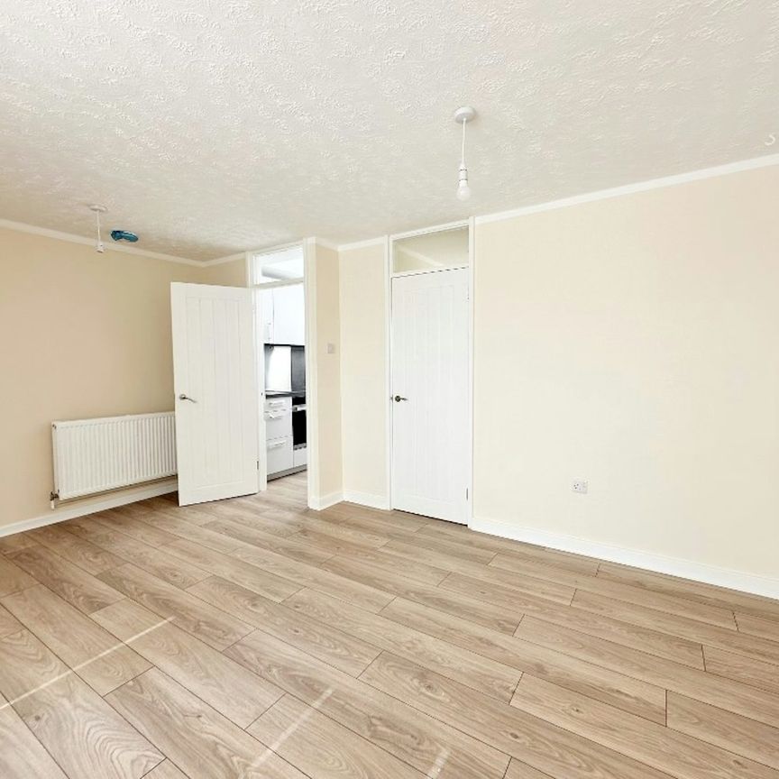 Flat to rent on - Photo 1