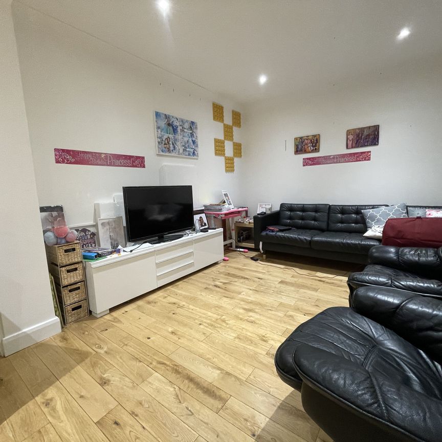 Ridgehurst Avenue, Watford - Photo 1