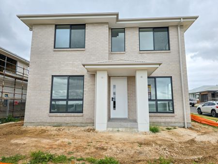 Brand New Luxury Family Home in the Prestigious Menangle Park Estate - Photo 3