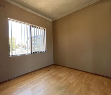 Spacious Unit - Conveniently Located - Photo 5