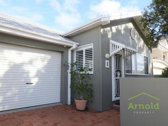 Beautiful 3 Bedroom Home in Merewether - Photo 1