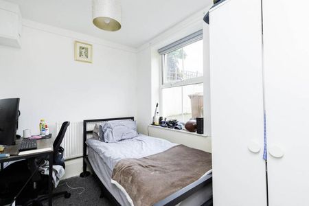 Two bed apartment located within a gated double fronted development - Photo 5