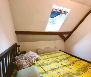 Charmante 2.5-Zimmer-Dachwohnung in Döttingen - Photo 3