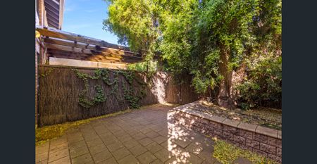 Spacious Townhouse minutes from the CBD - Photo 4