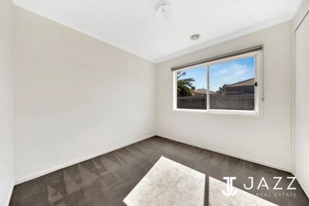 “Spacious Family Home in Featherbrook Estate” - Photo 3