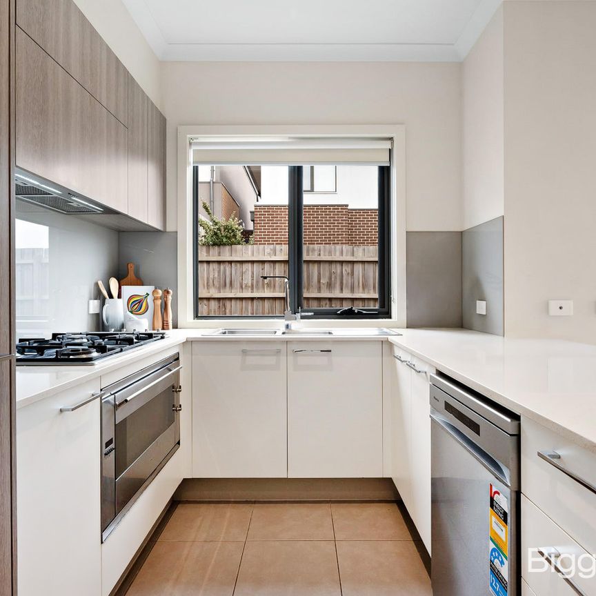 Stylish and Spacious Living in Notting Hill - Photo 1