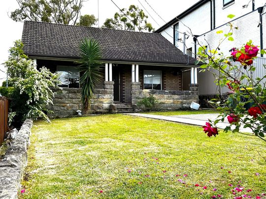 Three-Bedroom Old Charm Spacious Home - Photo 1