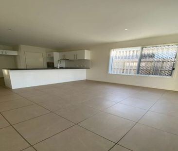 Stunning Low Set Home in Wynnum West&excl; - Photo 4