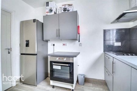 1 bedroom in a house share to rent - Photo 3