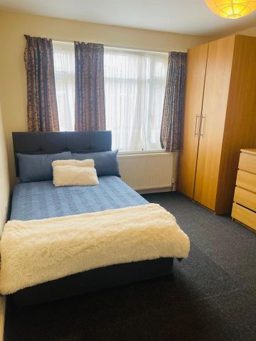 1 bedroom in a house share to rent - Photo 3