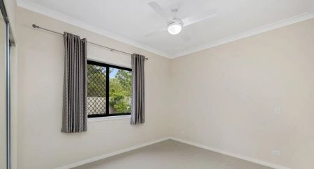 “Stunning Family Home with Modern Finishes” - Photo 4