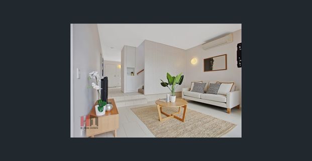 MODERN TOWNHOUSE READY TO LEASE! - Photo 1