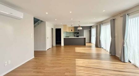 Spacious Home - Photo 2