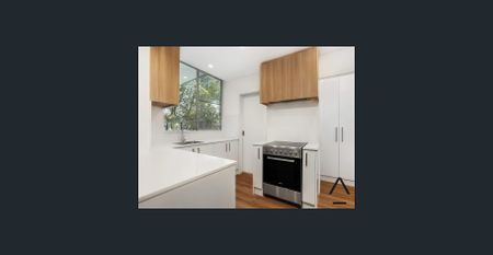 Quiet, Spacious apartment in a great location - Photo 2