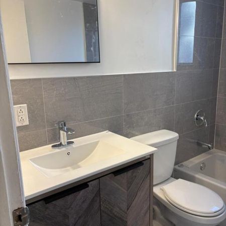 51/2 dispo 1 Oct 2025 a Boisbriand plusieurs services inclus internet Stationnement Déneigé Thermopompe Climatisation Locker - Photo 3