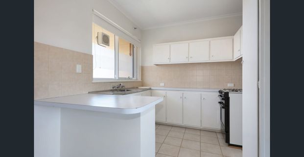 Spacious & Light-Filled One Bedroom Apartment in the Heart of Bentleigh! - Photo 1