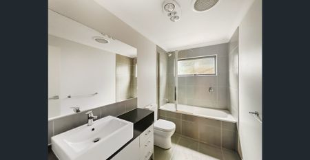 Architecturally designed townhouse in a prime location - Photo 4