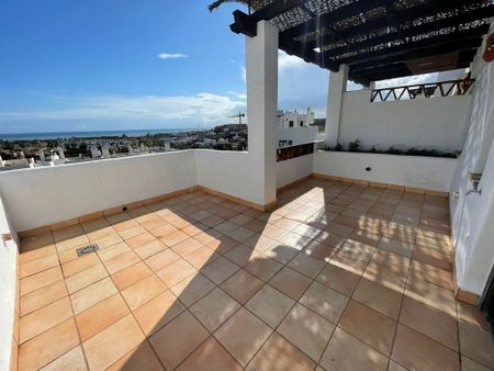 Luxury penthouse for rent in Estepona, Andalusia - Photo 2