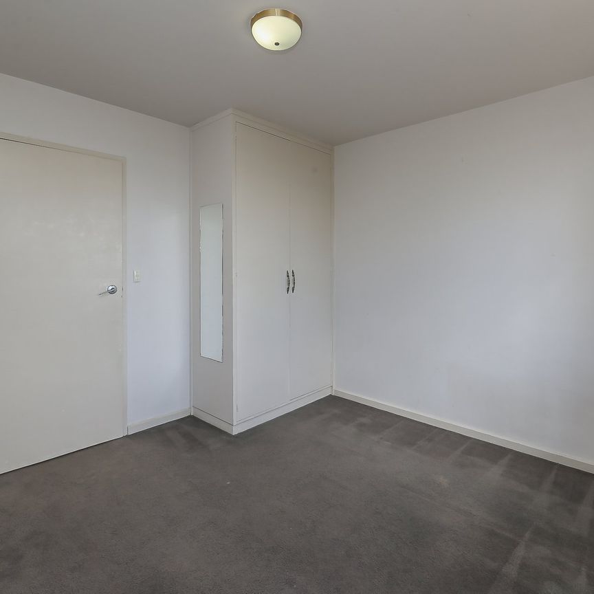 Spacious Two Bedroom Apartment In The Heart Of Kew - Photo 1